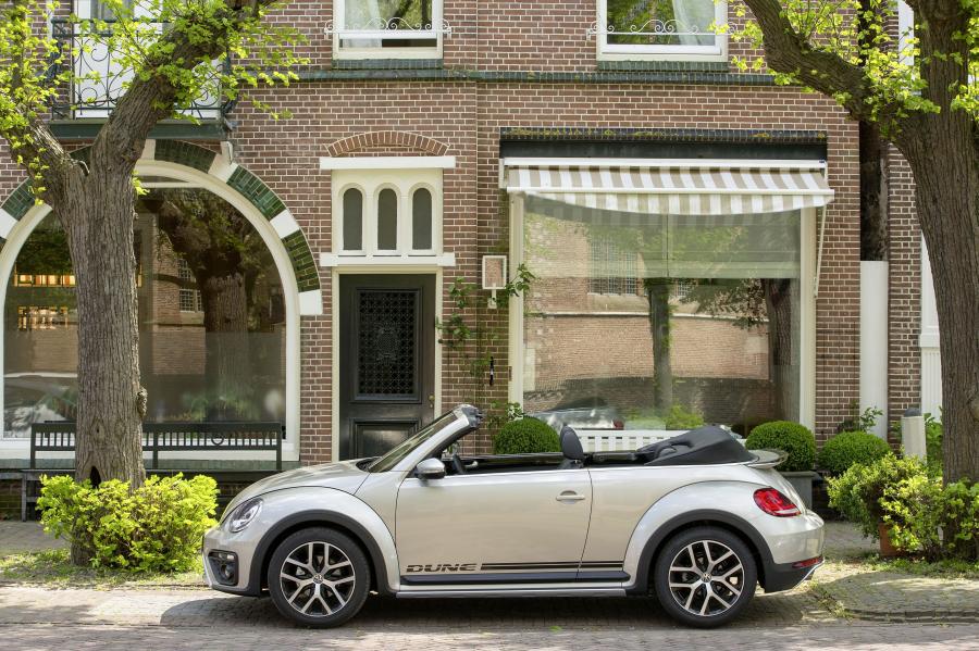  Volkswagen Beetle Dune Convertible 2016 года  (фото 17 из 32)